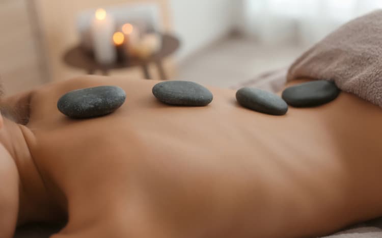 Masaje con piedras calientes
