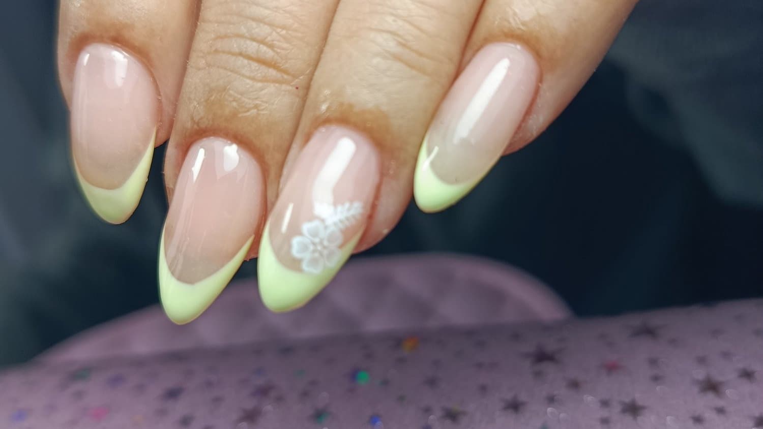 Diseño simple en 2 uñas