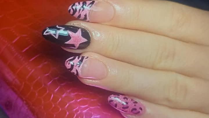 Diseño completo en más de 2 uñas